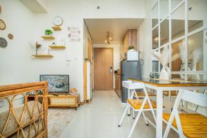 Boho Makati Condo w Wi-Fi + Workspace | Red