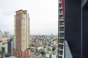 Boho Makati Condo w Wi-Fi + Workspace | Red