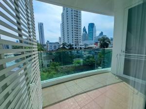 Beautiful room, big balcony, near the mall