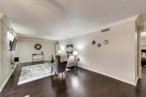 Stylish 2BD Condo Pool Grand Prairie GP66B