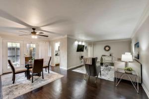 Stylish 2BD Condo Pool Grand Prairie GP66B