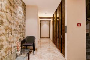 Super Townhouse Oak DLF Newtown Bus Terminal