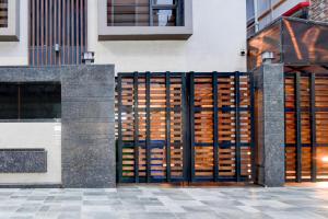 Super Townhouse Oak DLF Newtown Bus Terminal