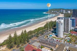 Modern Coastal Escape – Burleigh Beachfront