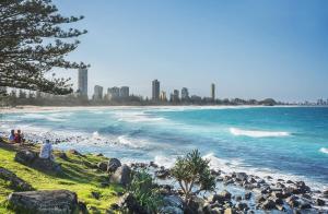 Modern Coastal Escape – Burleigh Beachfront
