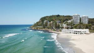 Modern Coastal Escape – Burleigh Beachfront