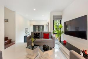 Family Friendly Garden Home Walk to The Beach