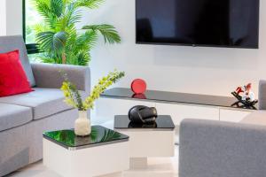 Family Friendly Garden Home Walk to The Beach