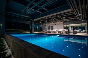 Fully Furnished Urban Oasis : FREE Pool Stay
