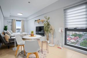 Light & Airy Scandinavian Studio; Free Pool Access