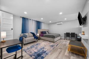 Spacious King Studio with Fast WiFi & Desk