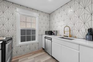 Spacious King Studio with Fast WiFi & Desk