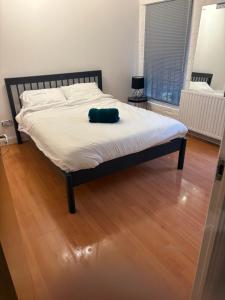 3 Bed Luxury Contractors Apartment, Free Parking, City Centre, Fast WiFi by Opulent Stays