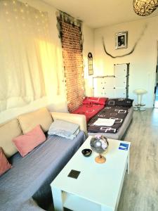 Live like a Local Big 24qm Room Cozy Trendy LGTB Friendly in Shared Apartment in Green Area 12 min to Downtown Alexanderplatz