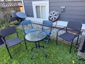 2 bedroom suite Walk to SkyTrain, Grocery, Macdonald & more
