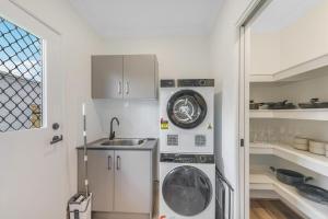 White Rock Big House Convenient Transportation Near Beach and School With Parking