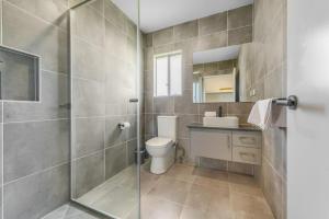 White Rock Big House Convenient Transportation Near Beach and School With Parking