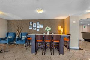Quality Inn & Suites 5585 Ambler Drive Mississauga Ontario