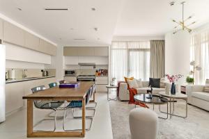 Silkhaus Large 3BR plus Maid Room Elegant Marina View