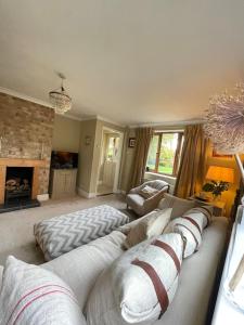 Oak Crest, 2 bedrooms, log fire, scenic views near Chapel Down