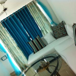 FEMALES ONLY - Luxury stay