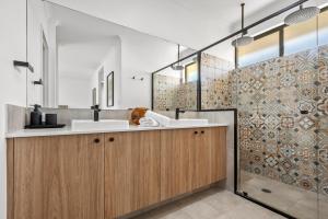 Spacious Family Coastal Retreat, 4BR, BBQ