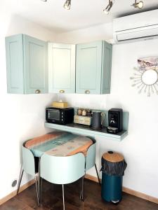 STUDIO POOL HOUSE 2 ETOILES VUE MER PANORAMIQUE AMAZING SEA VIEW WIFI LINGE LINEN INCLUS AIRCONDITIOn