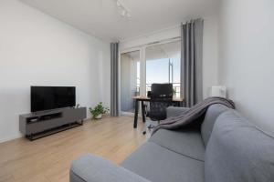 Warsaw Elegant Apartment with Parking and Balcony by Noclegi Renters