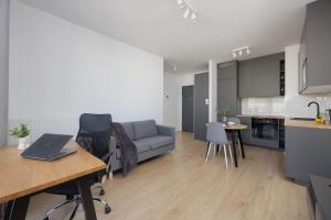 Warsaw Elegant Apartment with Parking and Balcony by Noclegi Renters