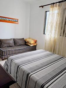 Apto 2 dorm, Vista lateral da praia 200m