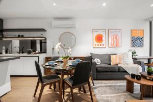 Lovely 2B Apartment at Marvel Stadium with Rooftop Pool and Parking