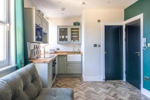 Modern Chandos Flat by Prescott Apartments