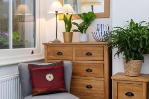 Veeve - The Little Green Door