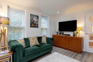 Veeve - The Little Green Door