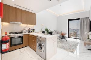 Free housekeeping visits during your stay - StayShort - Sophisticated Apartment in Meydan that Sleeps 4