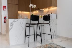 Free housekeeping visits during your stay - StayShort - Sophisticated Apartment in Meydan that Sleeps 4