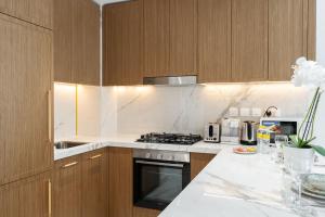 Free housekeeping visits during your stay - StayShort - Sophisticated Apartment in Meydan that Sleeps 4