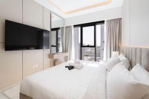 Free housekeeping visits during your stay - StayShort - Sophisticated Apartment in Meydan that Sleeps 4