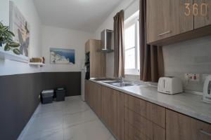 Peaceful 2BR Penthouse with Terrace Views & Beach by360 Estates