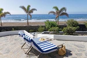 Amapola Miranda -recién reformado, frente al mar