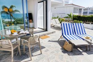 Amapola Miranda -recién reformado, frente al mar