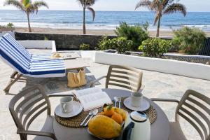 Amapola Miranda -recién reformado, frente al mar