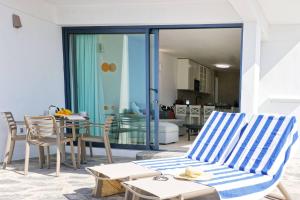 Amapola Miranda -recién reformado, frente al mar