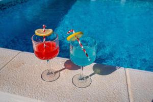 Apartments Tonka and Lara with shared pool