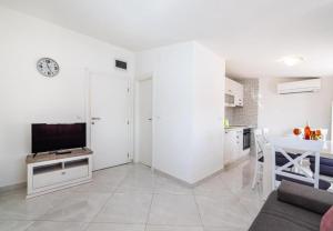 Apartments Tonka and Lara with shared pool