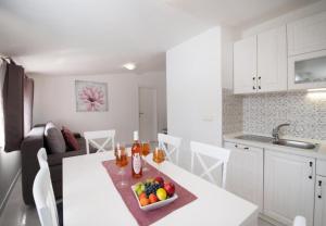 Apartments Tonka and Lara with shared pool