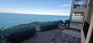 Pieds dans leau - Vue mer exceptionnelle - Parking