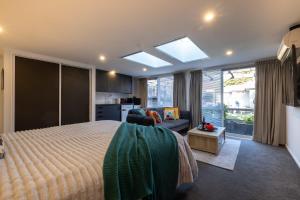 Bright Modern Guesthouse - Free Parking, Near CBD