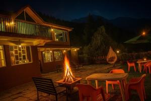 Manu Villa, Manali - A Beautiful Cottage towards Snow Capped Mountains