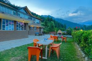 Manu Villa, Manali - A Beautiful Cottage towards Snow Capped Mountains